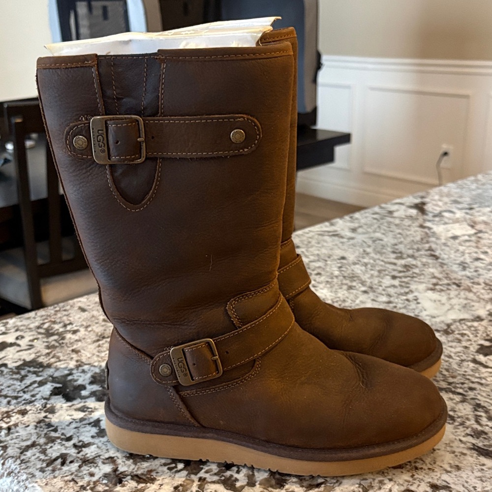 UGG W Sutter Leather Buckle Boots